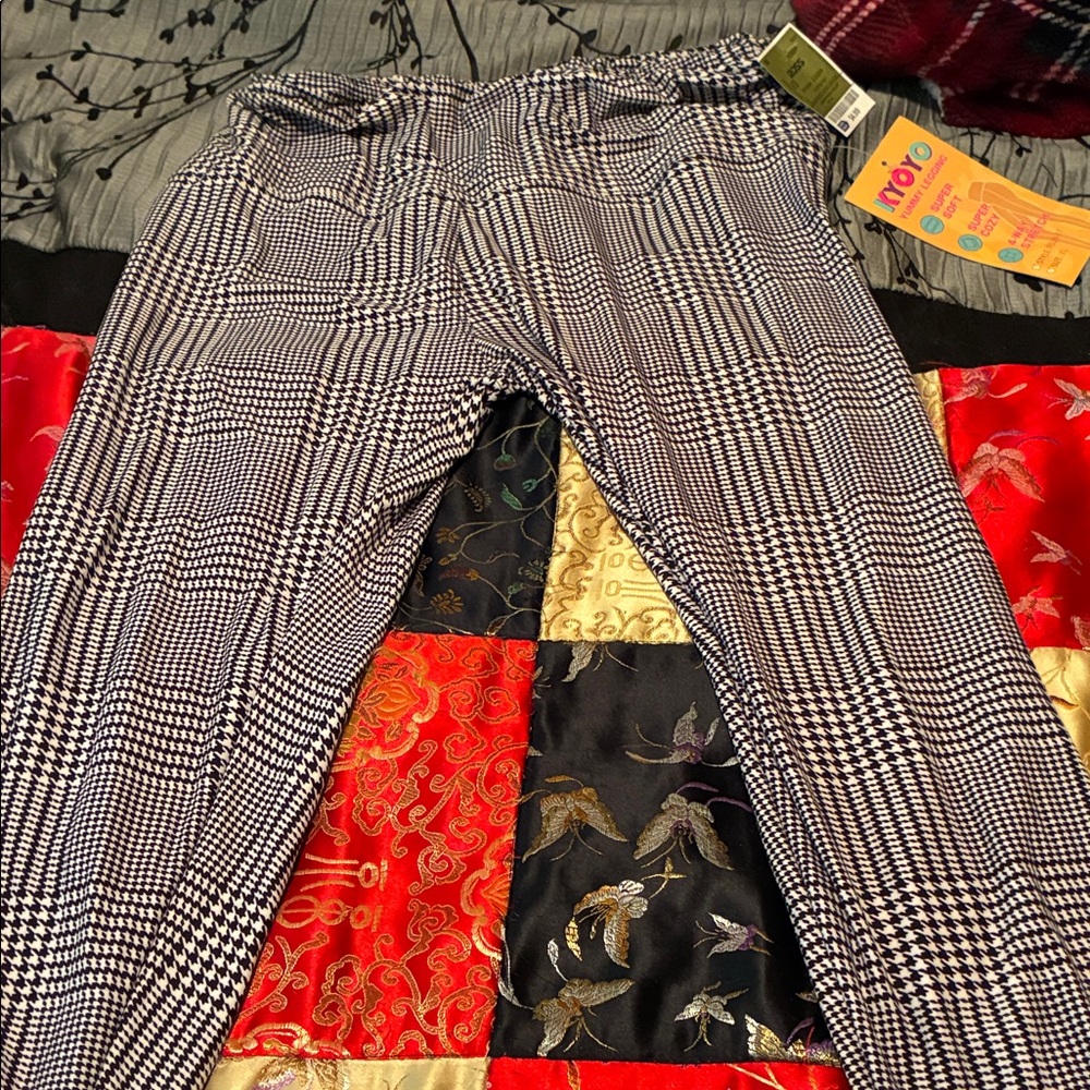 Stylish Black and White Checkered Women's Skinny Pants